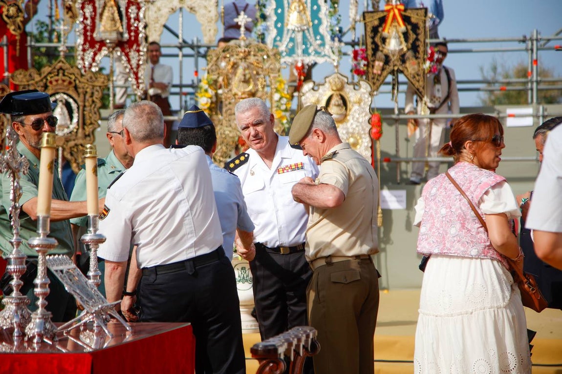 Misa de Pentecostés celebrada en la marisma junto al santuario de la Virgen del Rocío