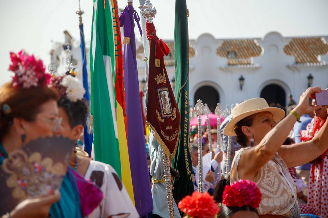 Misa de Pentecostés celebrada en la marisma junto al santuario de la Virgen del Rocío