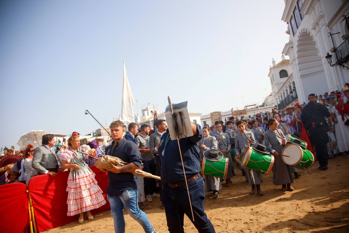 Misa de Pentecostés celebrada en la marisma junto al santuario de la Virgen del Rocío