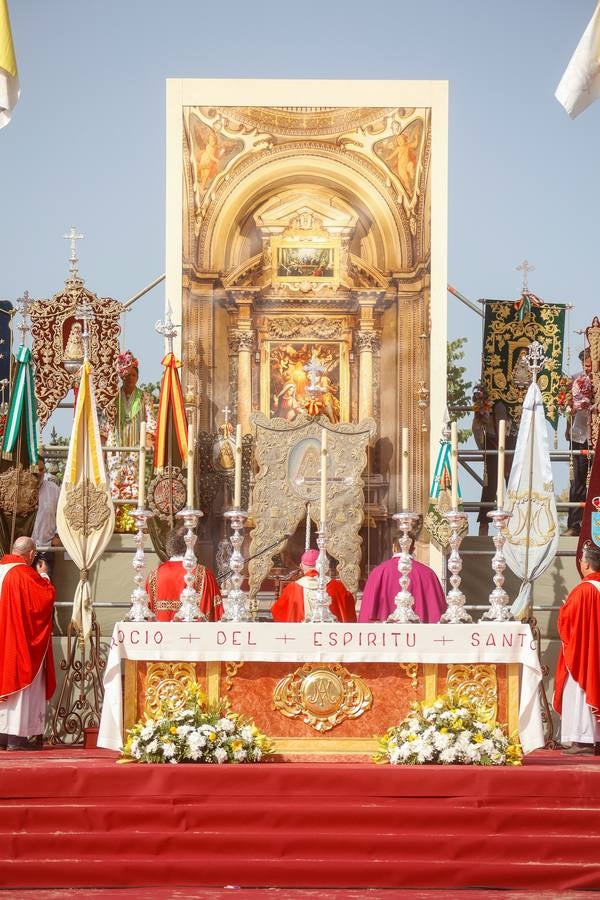 Misa de Pentecostés celebrada en la marisma junto al santuario de la Virgen del Rocío