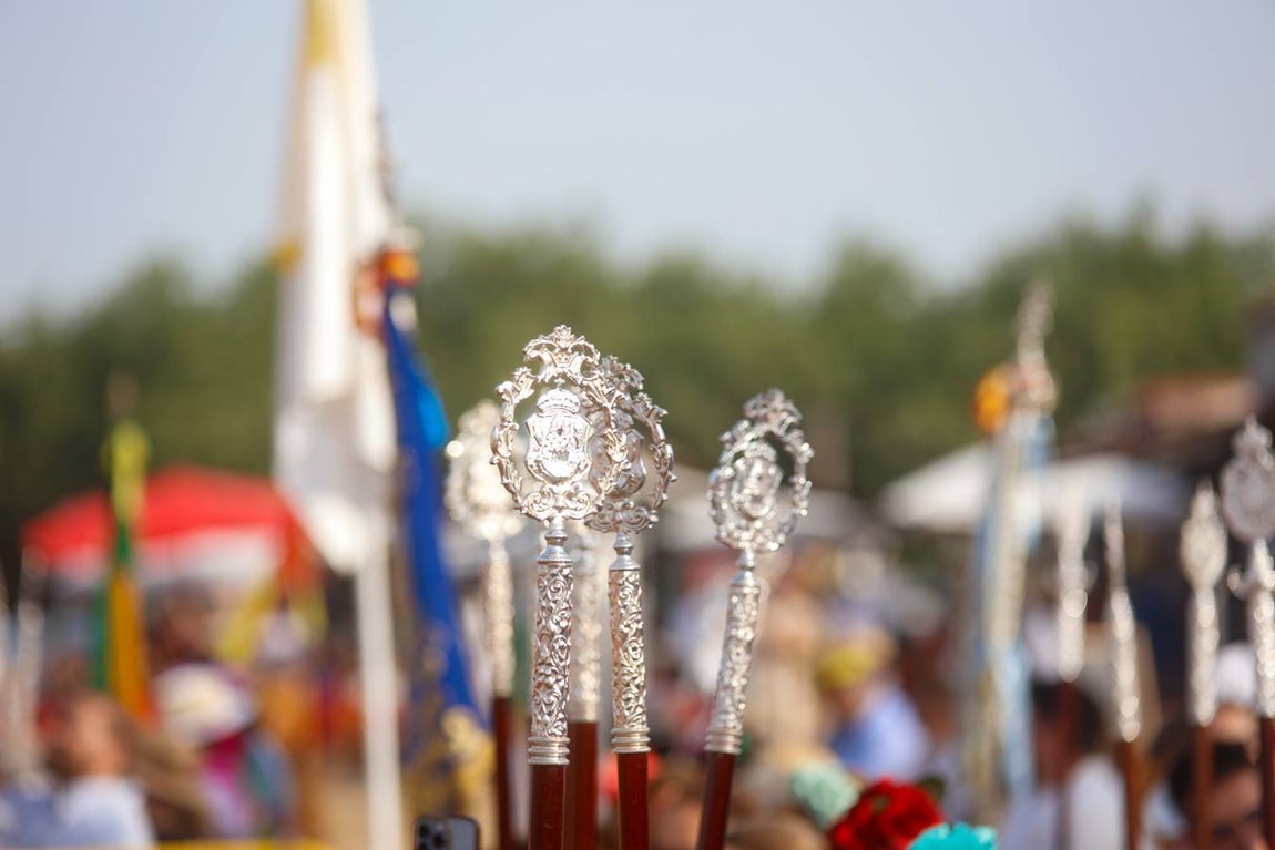 Misa de Pentecostés celebrada en la marisma junto al santuario de la Virgen del Rocío