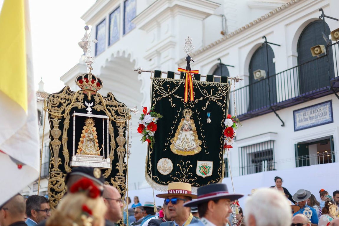 Misa de Pentecostés celebrada en la marisma junto al santuario de la Virgen del Rocío