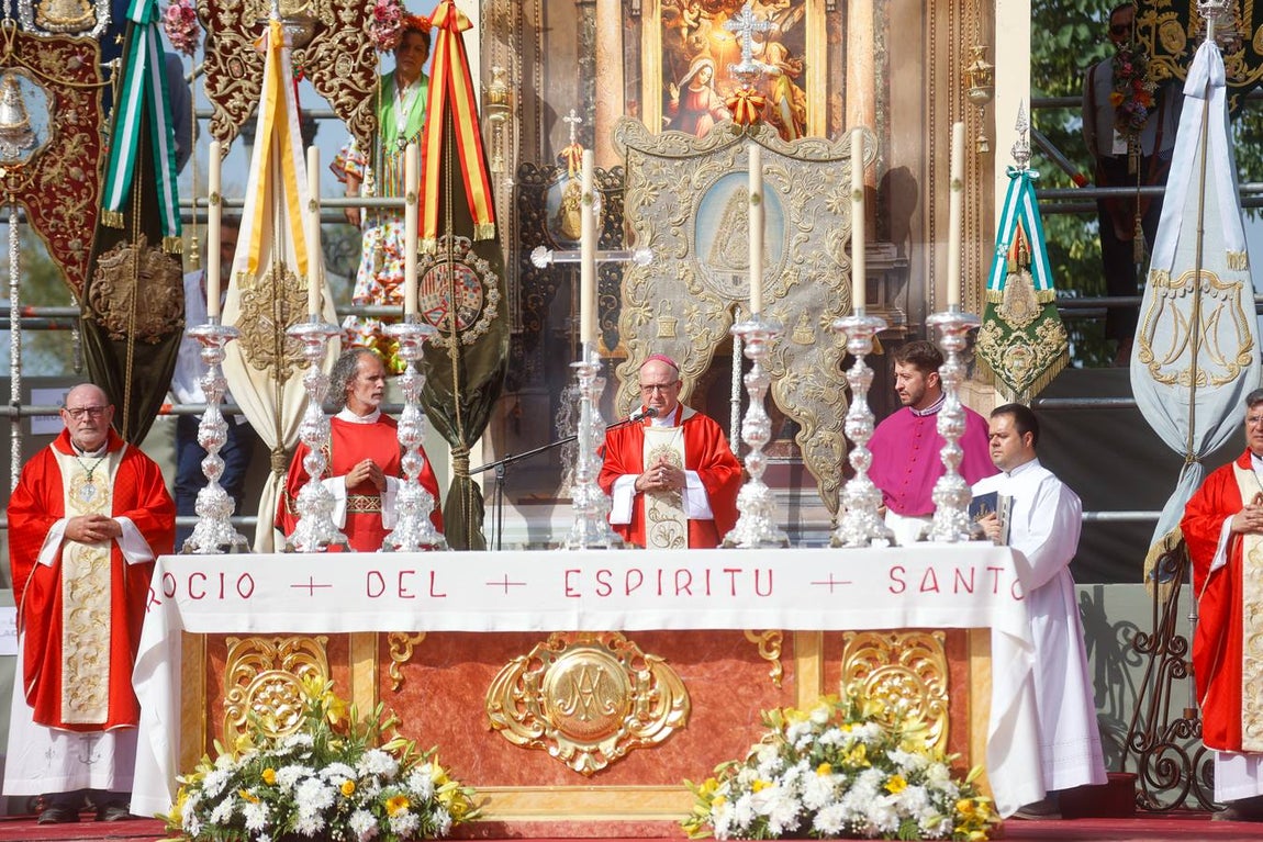 Misa de Pentecostés celebrada en la marisma junto al santuario de la Virgen del Rocío