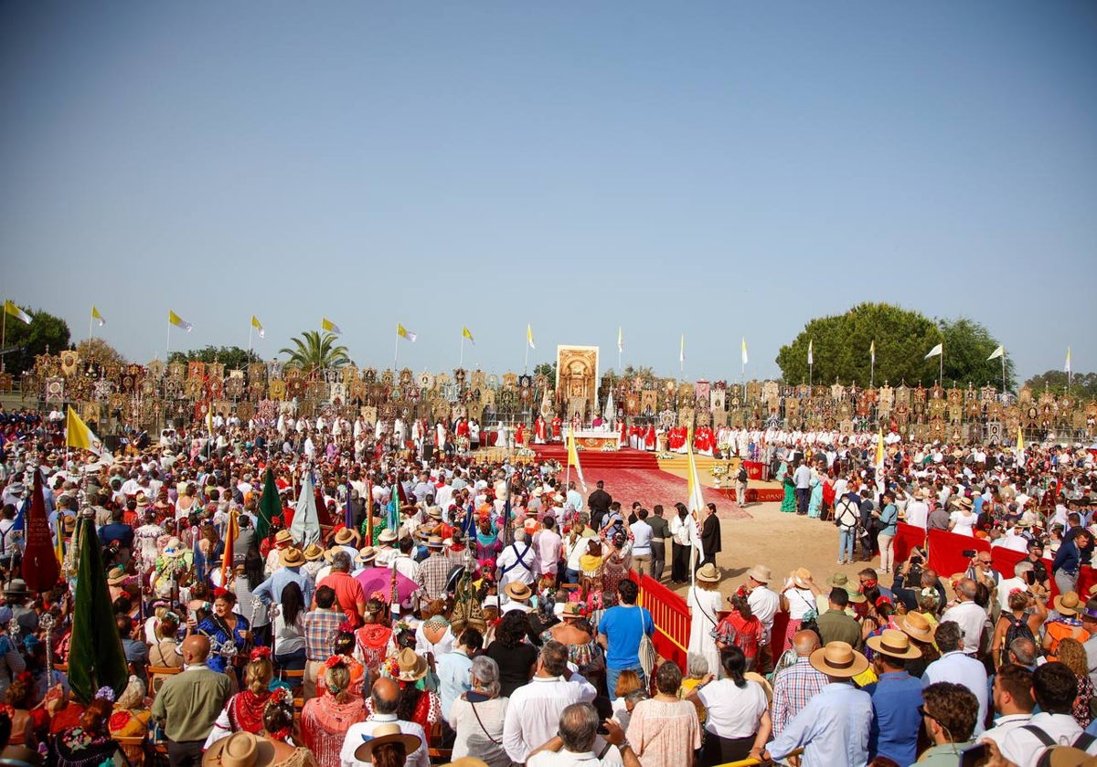 Misa de Pentecostés celebrada en la marisma junto al santuario de la Virgen del Rocío