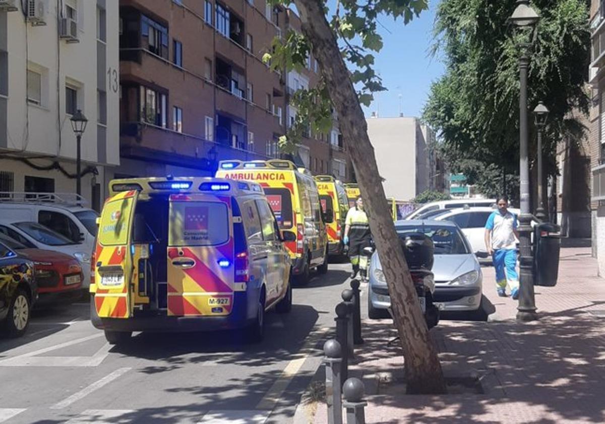 Ambulancias de Summa en la calle en la que se ha producido la agresión, en Móstoles