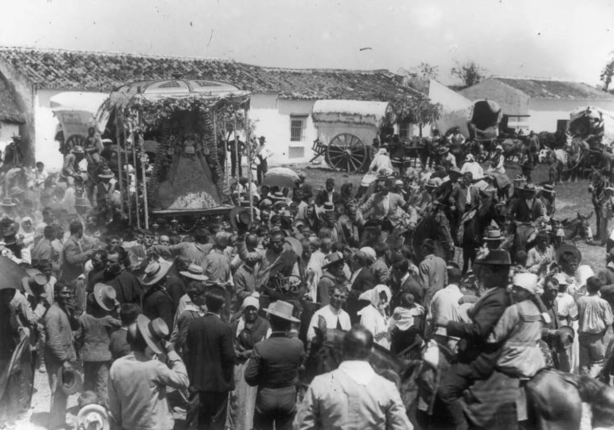 Procesión de la Virgen del Rocío por la aldea en la segunda década del Siglo XX