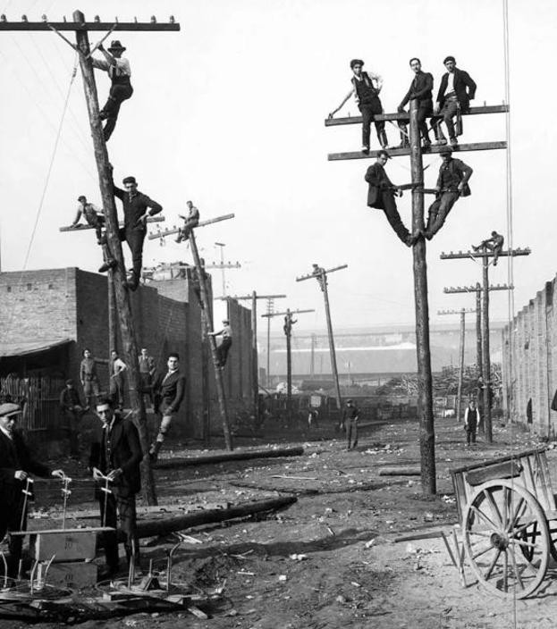 Instalación de tendido telefónico en España en 1924
