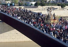 El Puente de Miraflores, veinte años de un paisaje efímero para la Semana Santa de Córdoba