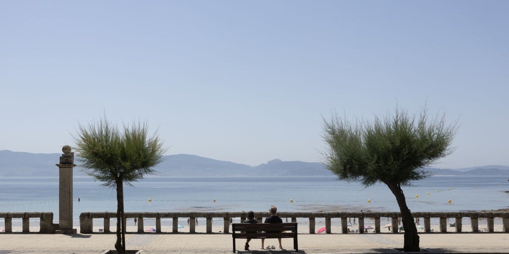 Sangenjo, la  Ibiza gallega  que sufre pero no reniega del turismo