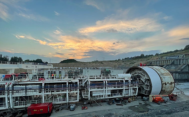 Imagen principal - Arrriba, Dulcinea en su nueva obra. Abajo, en los talleres de Noblejas y de camino a Polonia