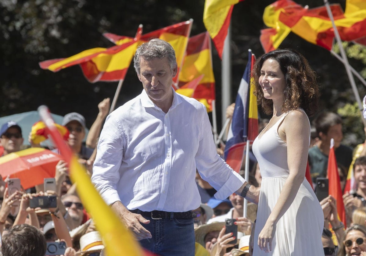 El líder del Partido Popular, Alberto Núñez Feijóo, junto a la presidenta de la Comunidad de Madrid, Isabel Díaz Ayuso
