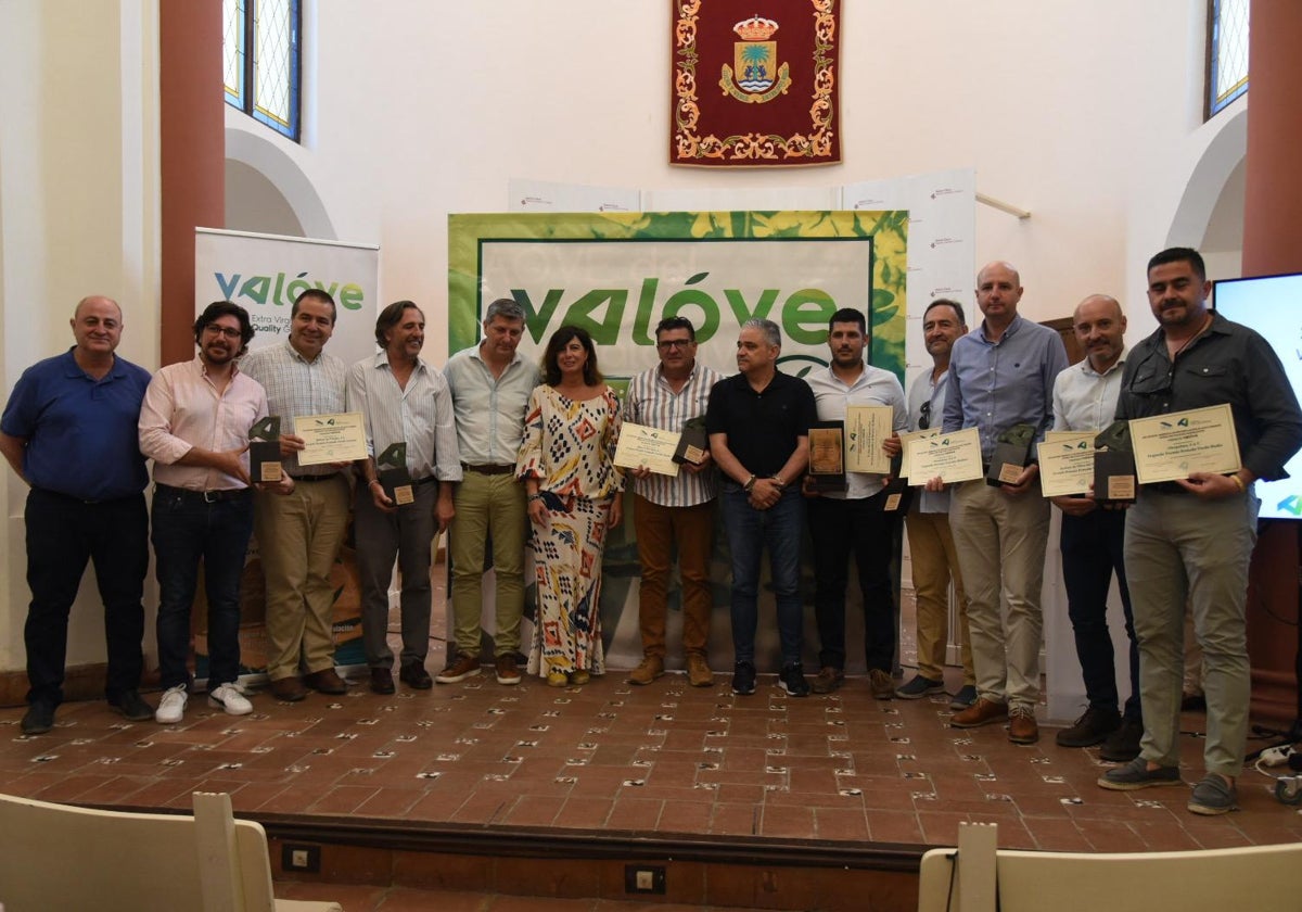 Los galardonados por los premios del AOVE del Valledel Guadalquivir con la alcaldesa y el delegado