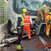 Heridos dos conductores de dos camiones en un accidente que ha causado kilómetros de colas en la AP-7