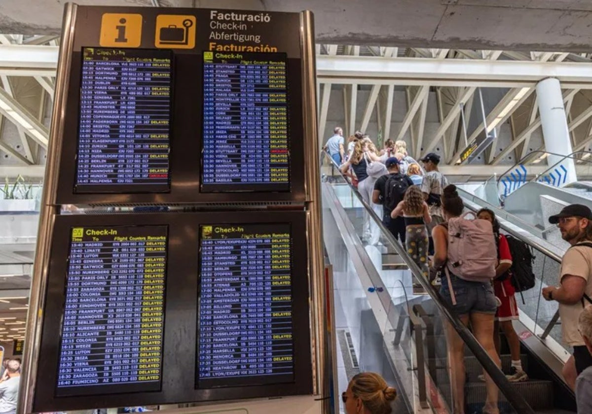 Vista de un panel con información de vuelos en el aeropuerto de Palma.