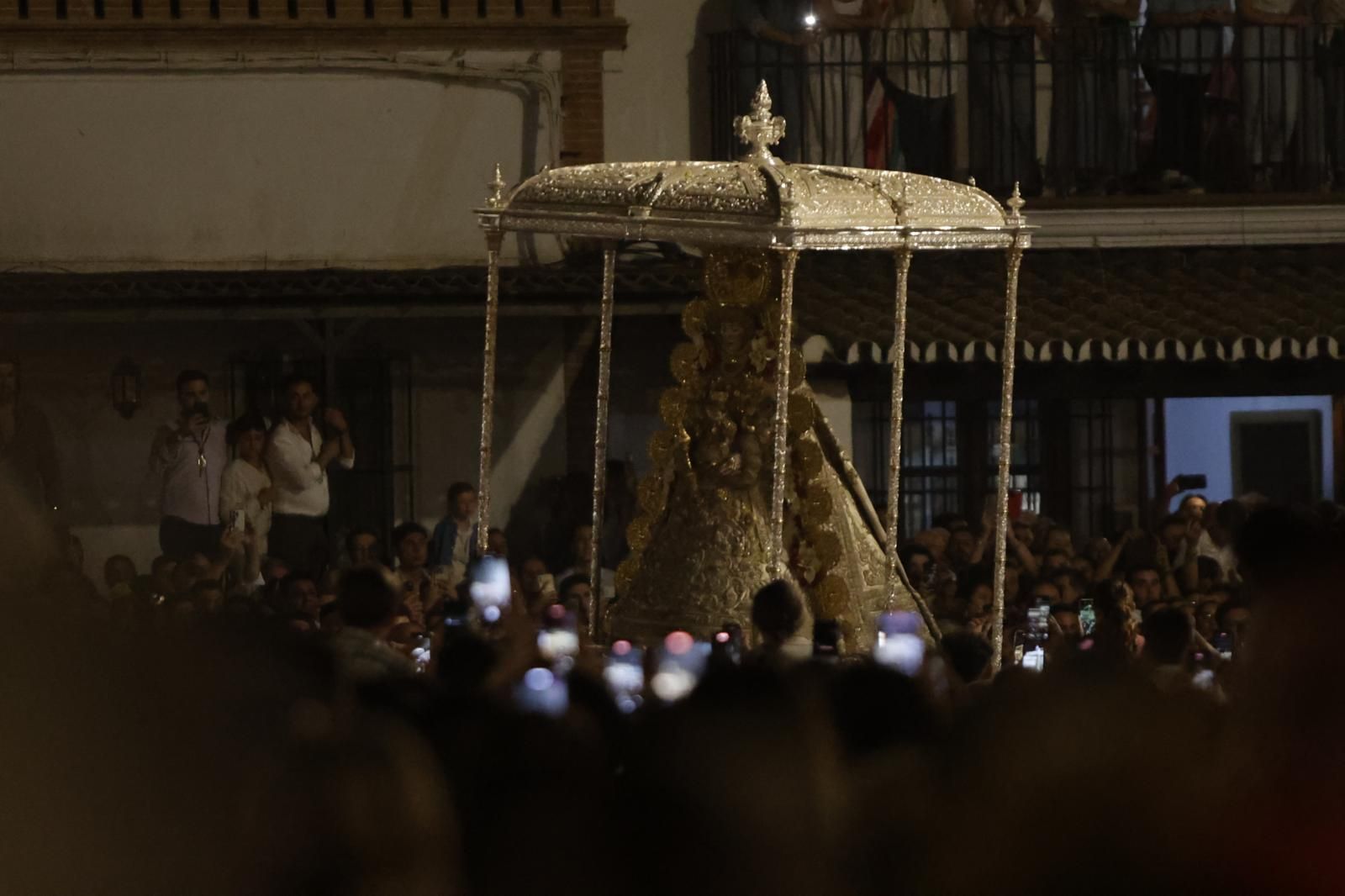 La Virgen del Rocío por la aldea almonteña