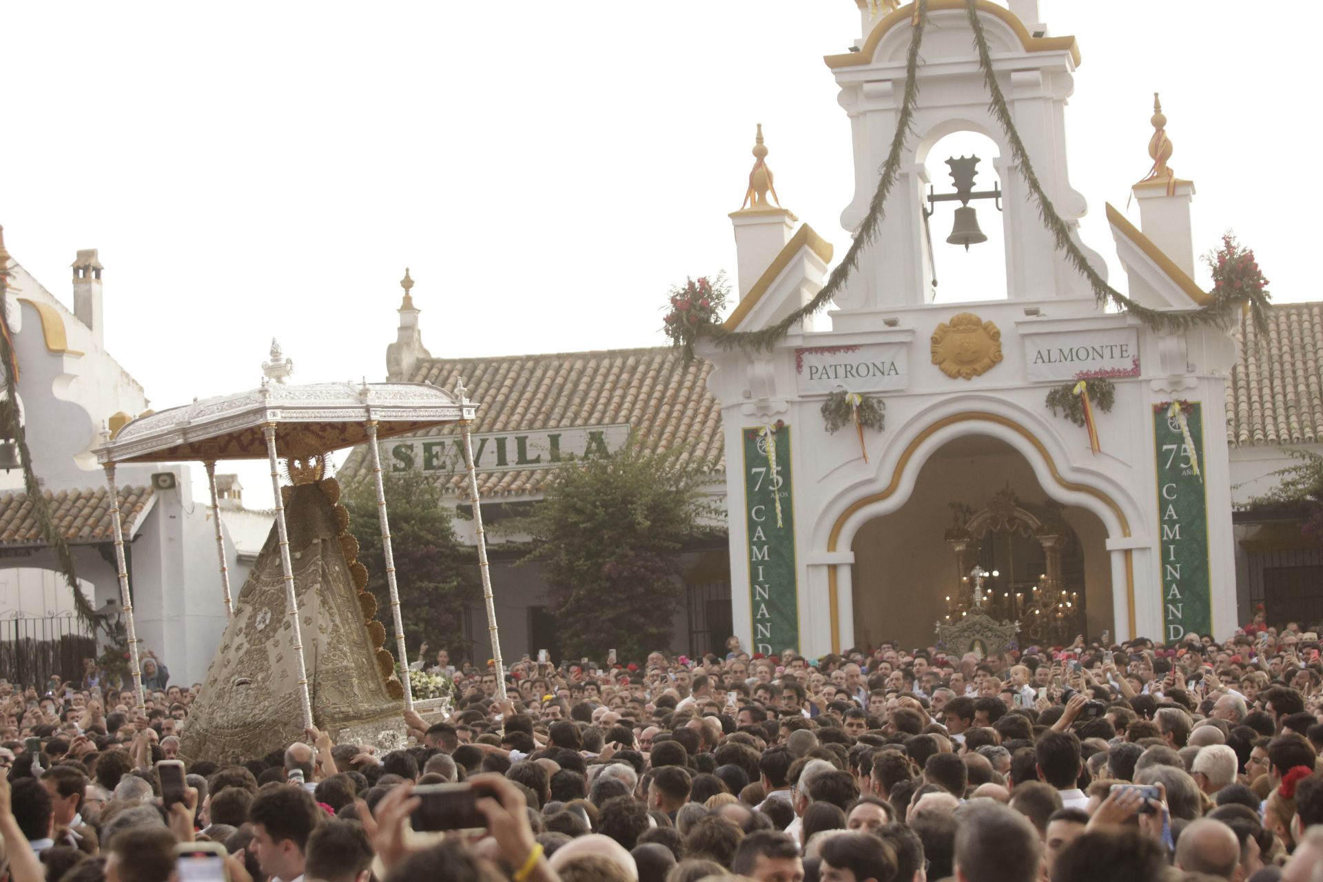 La Virgen del Rocío visita a Sevilla