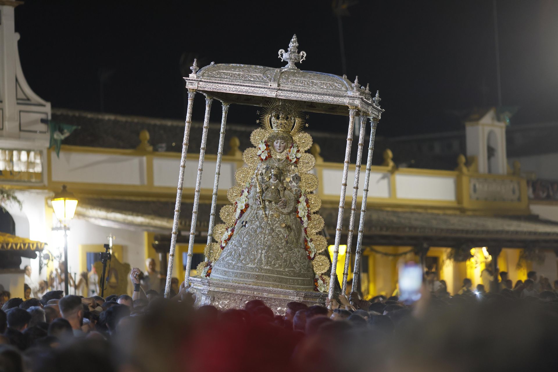 La Virgen del Rocío por la aldea almonteña