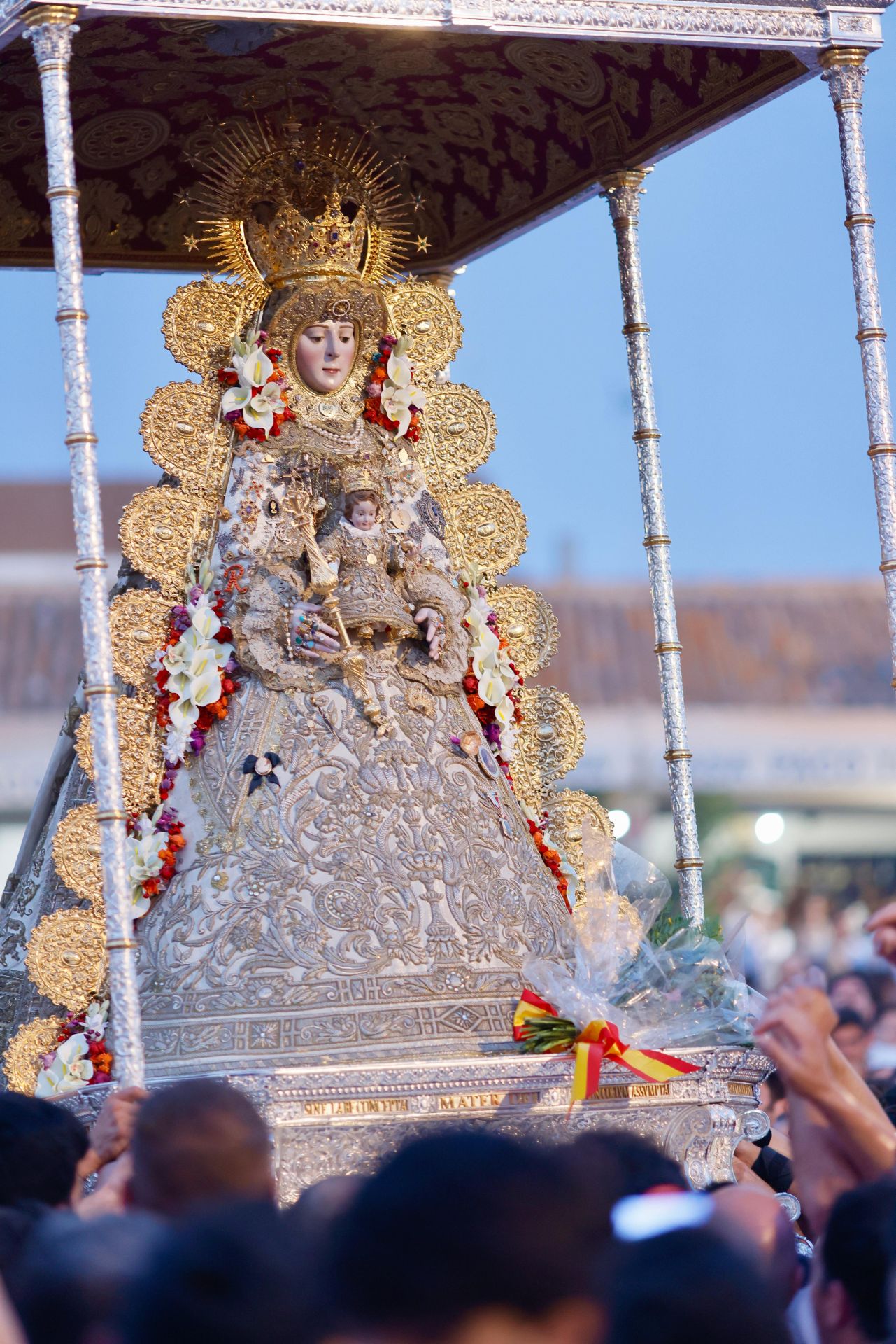 La Virgen del Rocío por la aldea almonteña