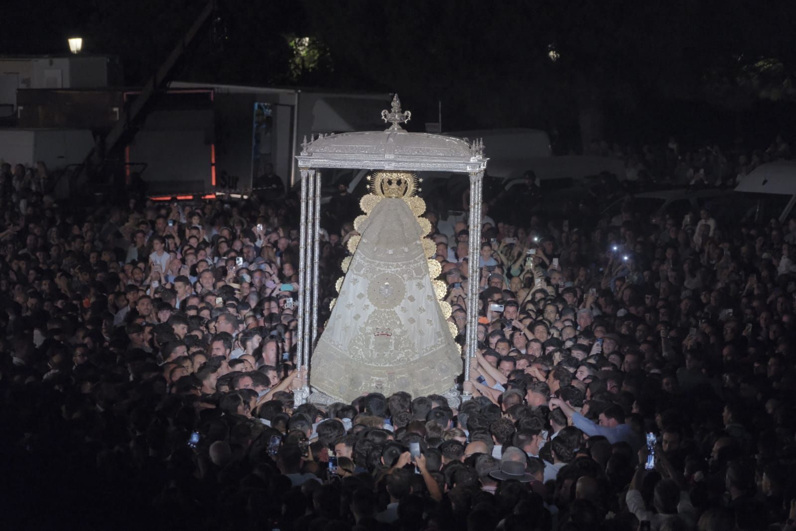 La Virgen del Rocío por la aldea almonteña