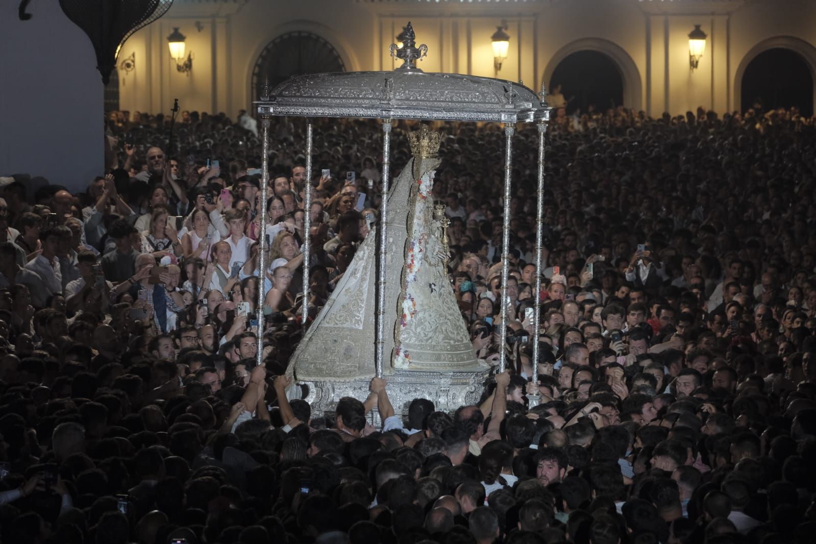 La Virgen del Rocío por la aldea almonteña