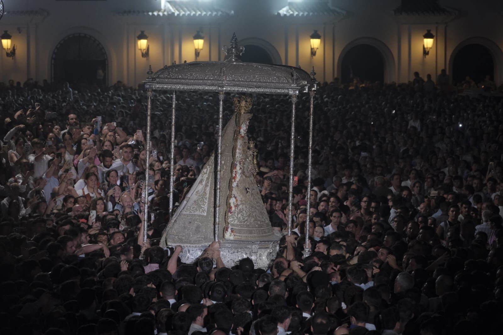 La Virgen del Rocío por la aldea almonteña