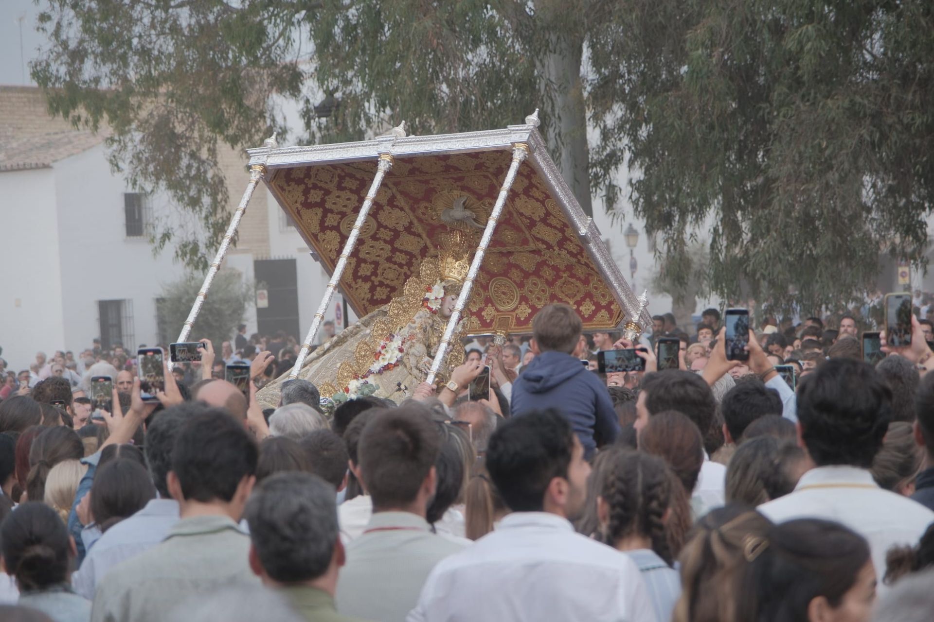 La Virgen del Rocío por la aldea almonteña