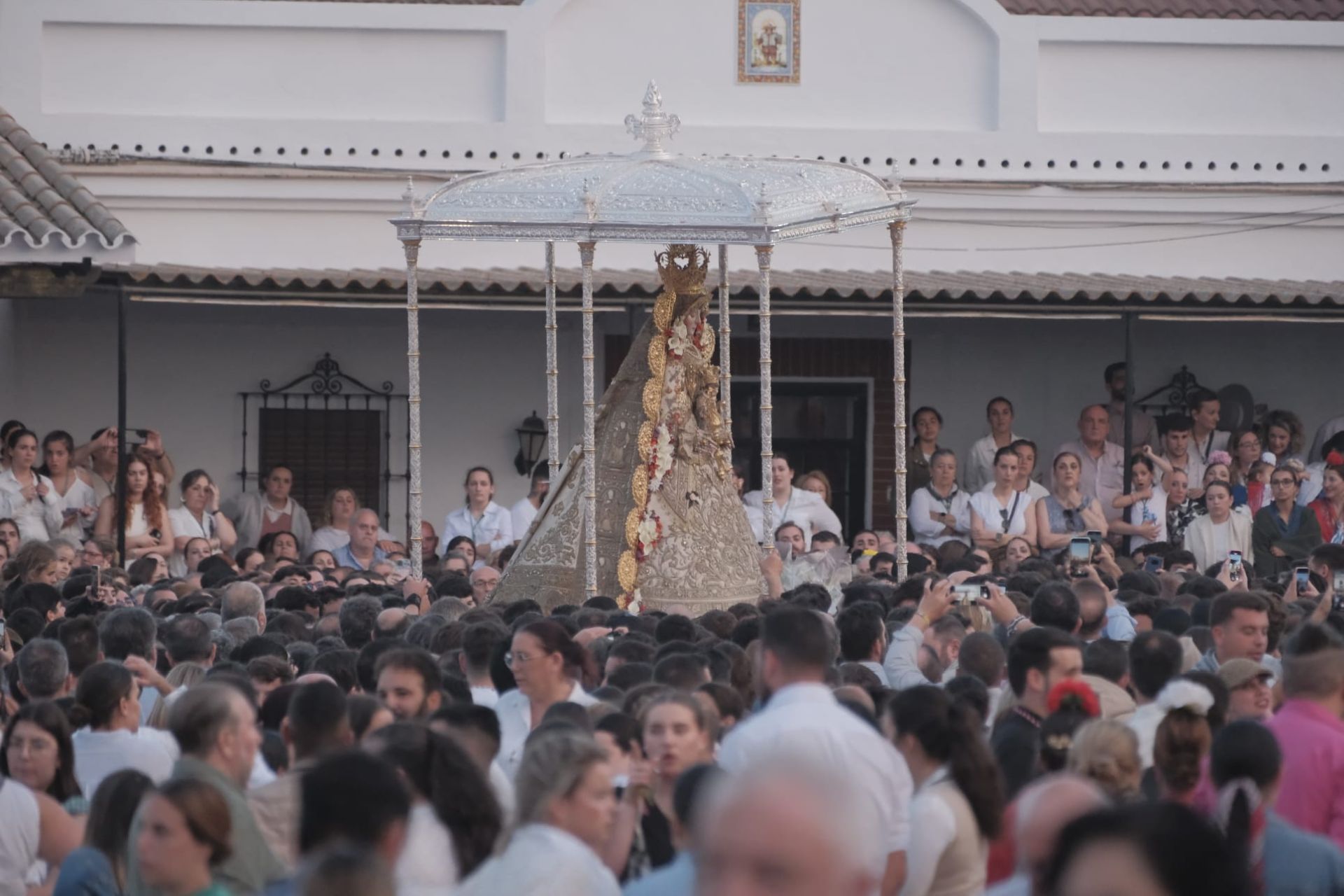 La Virgen del Rocío por la aldea almonteña