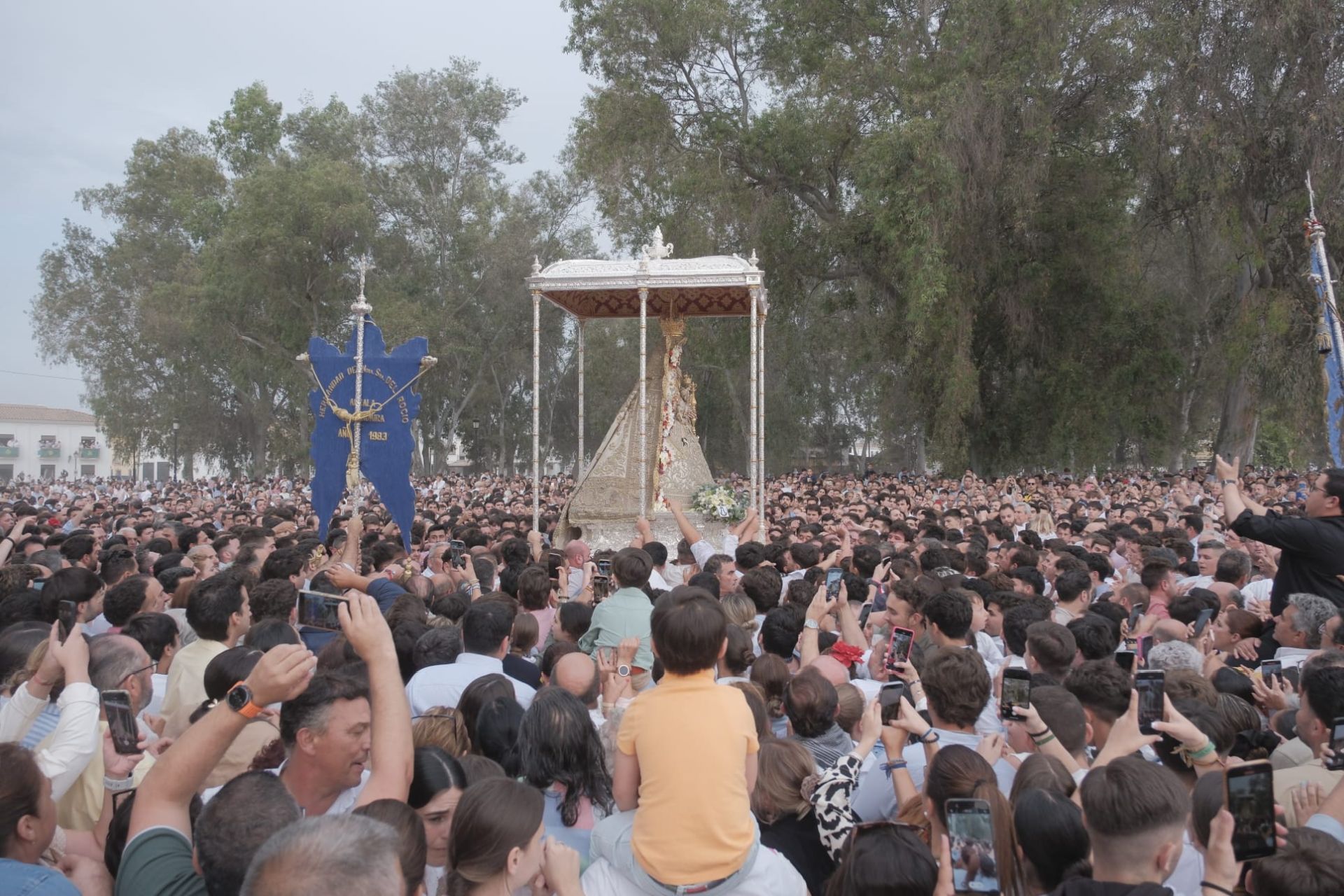 La Virgen del Rocío por la aldea almonteña