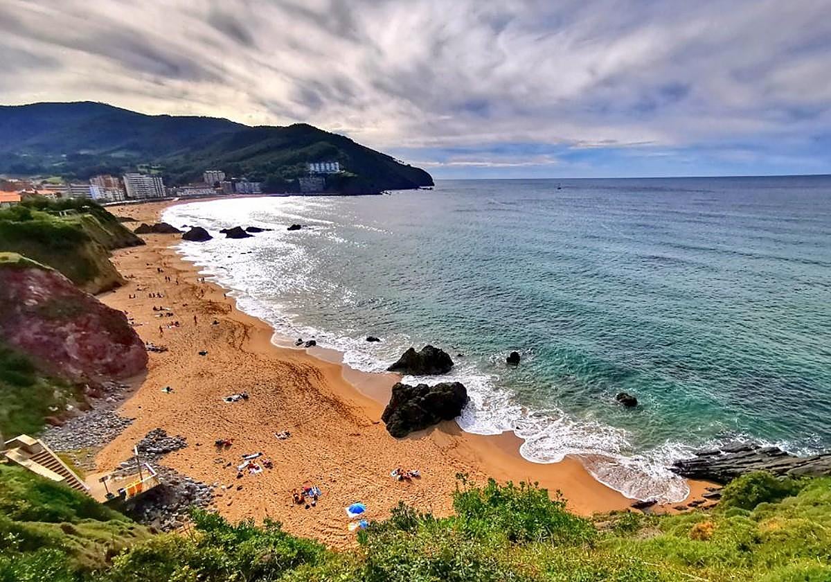 Esta es la única playa de Vizcaya con bandera azul: dónde está y cómo llegar