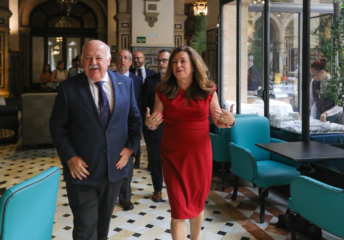 Carmen Castillo y Jesús Aguirre a su llegada al foro
