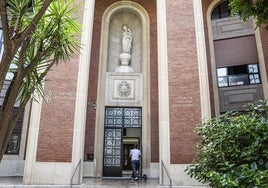 El menor agredido sexualmente por una 'manada' de alumnos en Valencia convivió dos meses con los agresores