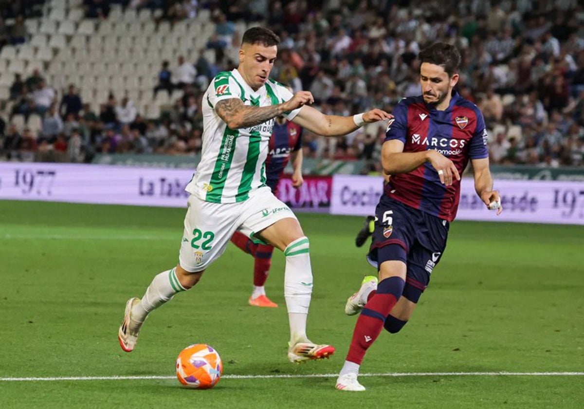 Carlos Isaac conduce el balón ante un rival del Levante en El Arcángel