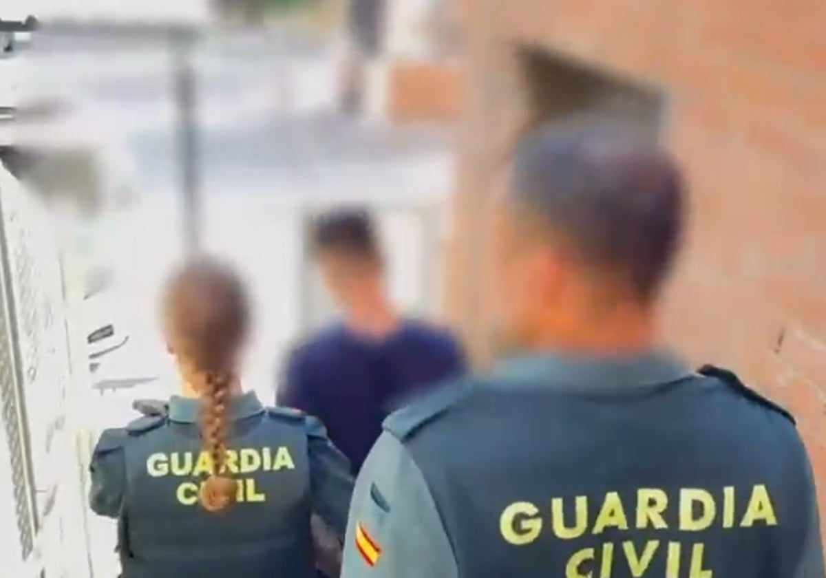 Agentes de la Guardia Civil detiene a uno de los integrantes de esta organización criminal