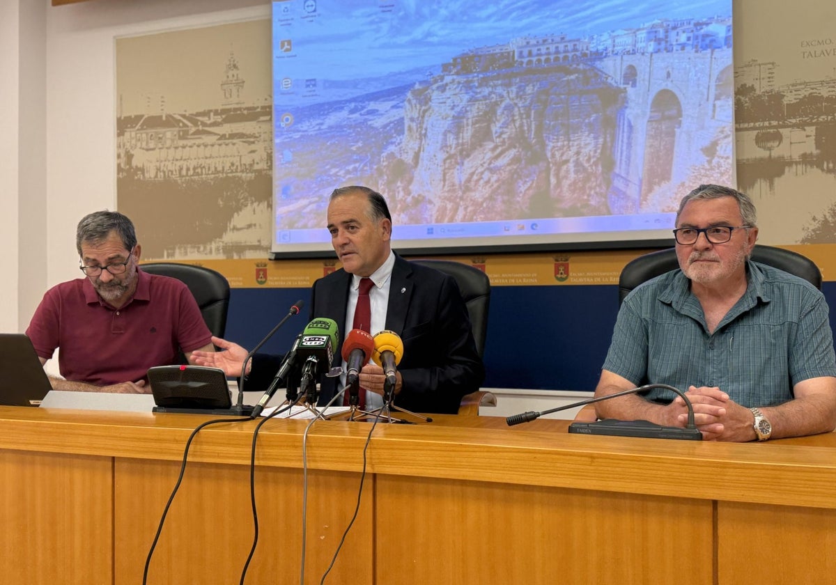 Gregorio, este lunes en rueda de prensa, con Vicente García y el archivero Rafael Gómez