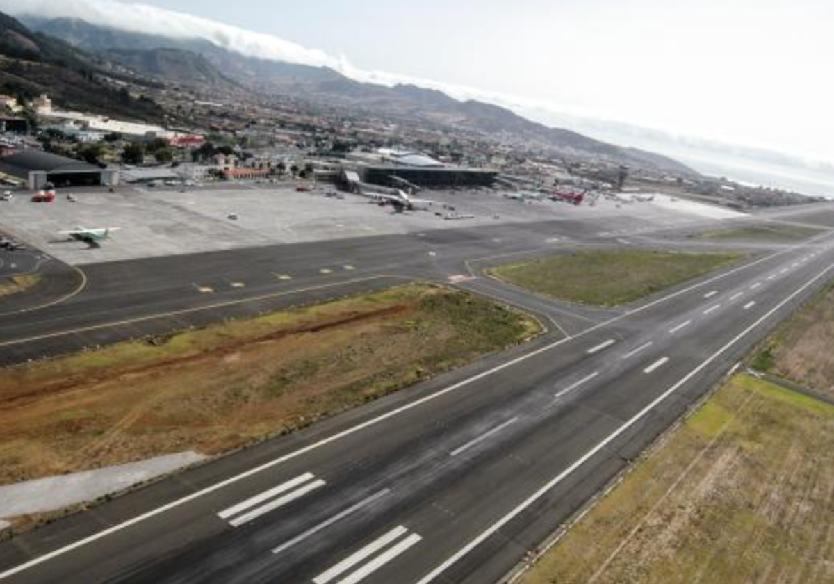 Pista en el aeropuerto de Tenerife Norte en foto de archivo