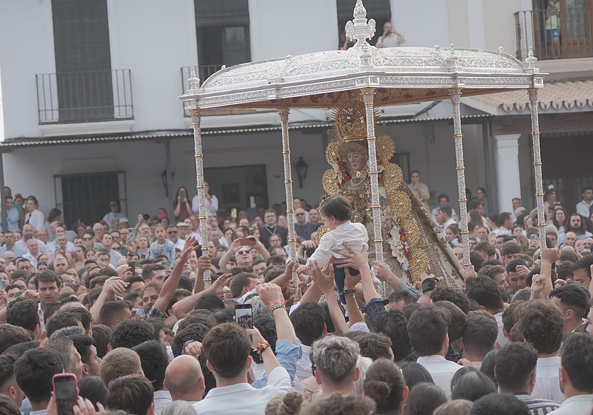 Todo el mundo quiso ser rociero en una procesión de masas que estrenó la ampliación del recorrido