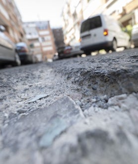 Imagen secundaria 2 - Arriba, basura acumulada. Abajo, pavimento reventado y unas calzadas en evidente mal estado en las calles del barrio