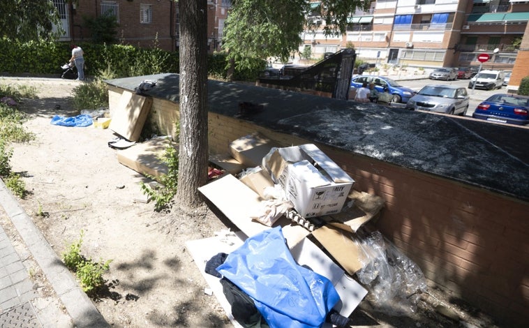 Imagen principal - Arriba, basura acumulada. Abajo, pavimento reventado y unas calzadas en evidente mal estado en las calles del barrio