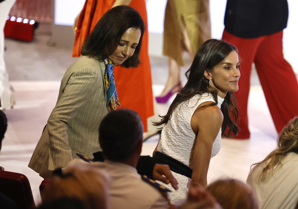 La Reina Letizia, junto a la presidenta de Grupo Santander, Ana Botín, en la clausura de la convocatoria anual 'Euros de tu Nómina'
