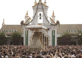 La Virgen del Rocío visita por primera vez a la hermandad de Sevilla en su procesión del Lunes de Pentecostés