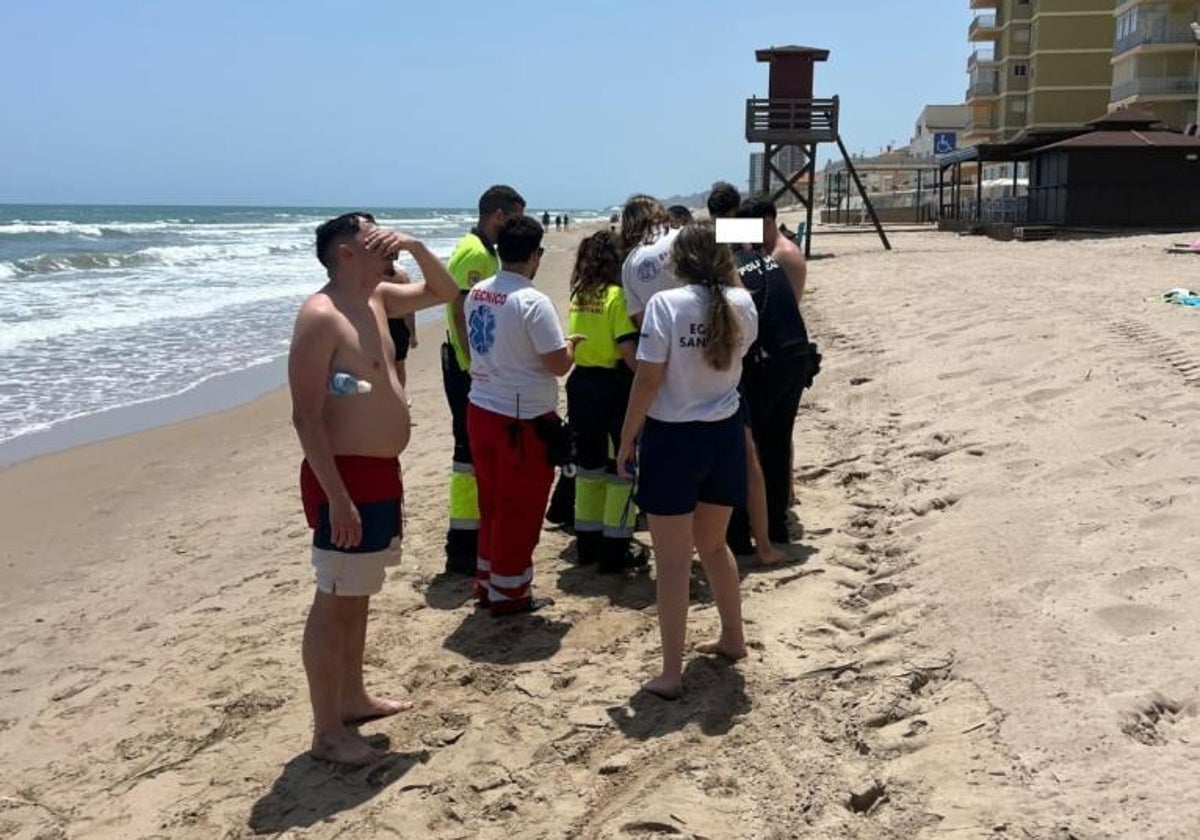 Personal del servicio de socorristas en la playa de Sueca (Valencia)