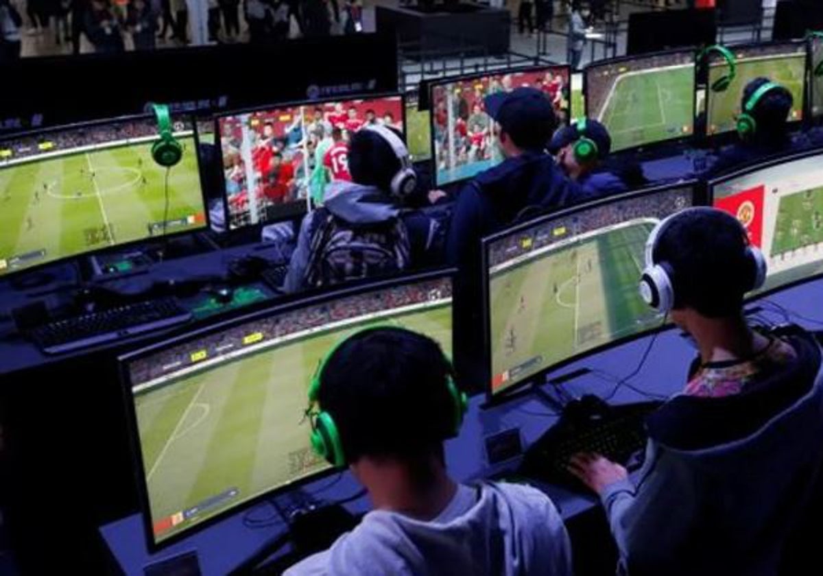 Grupo de jóvenes jugando a videojuegos