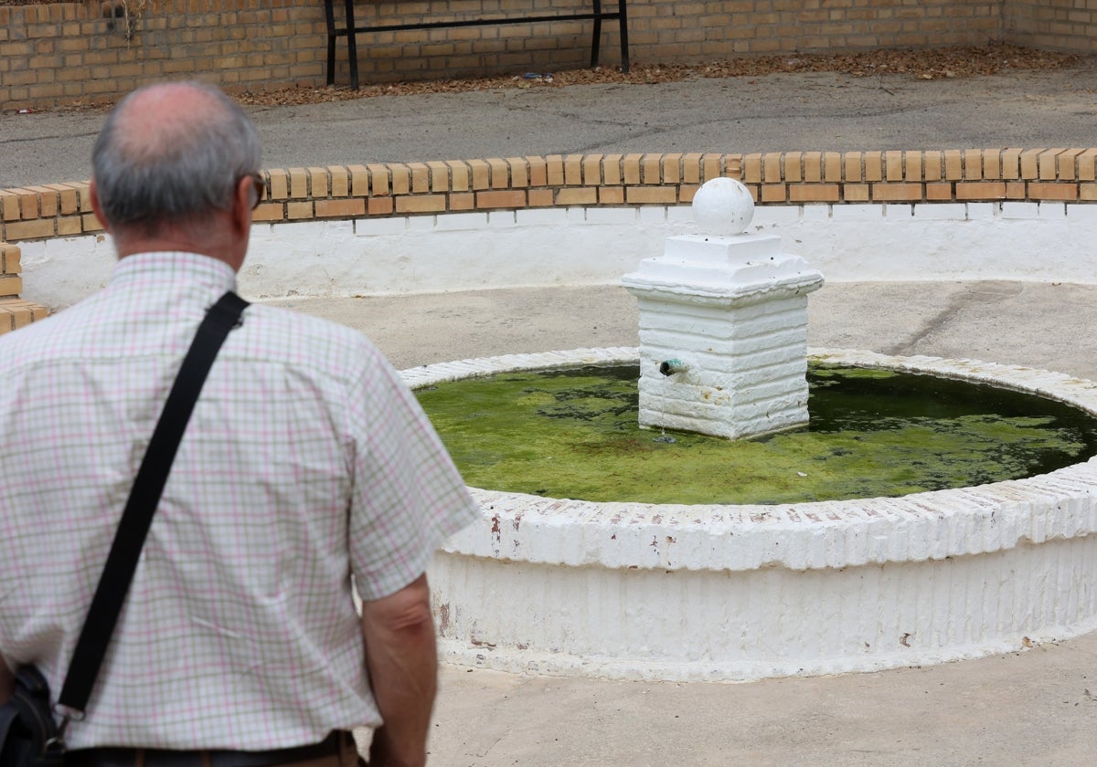 Una fuente con agua estancada en un municipio de Córdoba en 2024