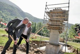 Primera piedra de la  telecabina que unirá Benasque-Cerler, proyecto estratégico en Aragón para solucionar los problemas de acceso a la estación