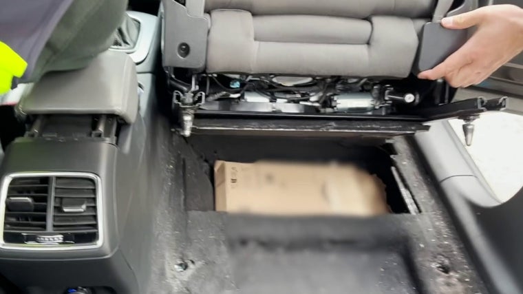 La caleta descubierta debajo del asiento del copiloto en uno de los vehículos de la red