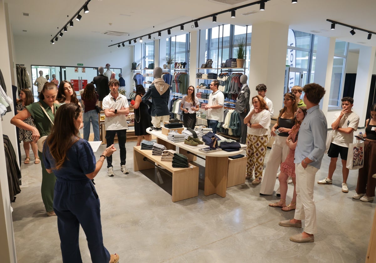 Asistentes en la tienda formativa de Silbon en el Campus de FP