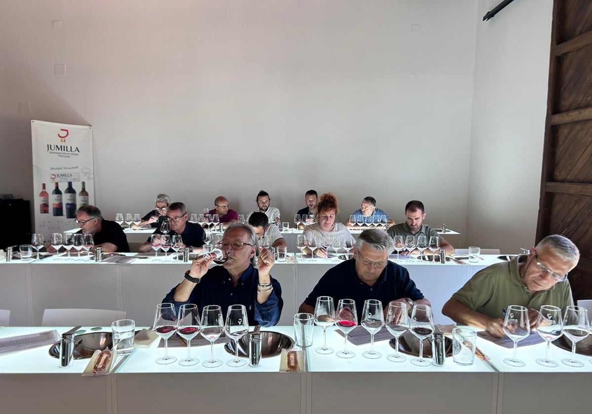 Imagen de los catadores en el Museo del Vino de Jumilla