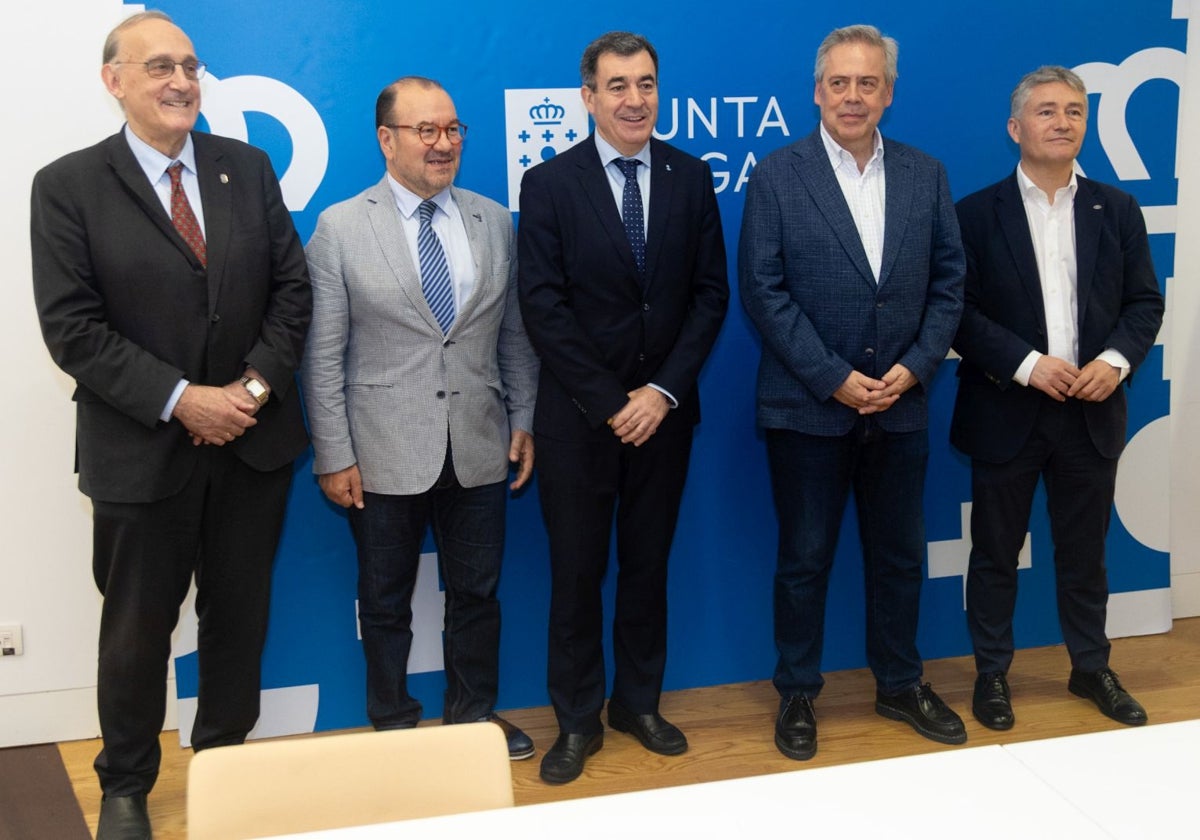 Los conselleiros de Educación y Sanidade junto a los rectores de las unviersidades gallegas, este martes