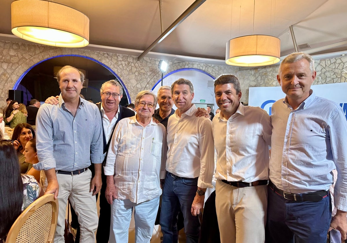 Alberto Núñez Feijóo junto a Carlos Mazón y representantes de los regantes en Alicante, este martes