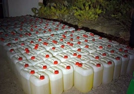 Detenidas seis personas al intervenir 302 petacas con gasolina y embarcaciones en Cádiz